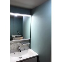 水色のクロスが映える上品で爽やかな水廻り空間