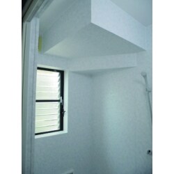 天井の形状に合わせてパネルとシートを巧みに貼り、ユニットバス風の温かい浴室に生まれ変わりました。
グレー系のシートがシンプルでスッキリとした印象を与えています。 