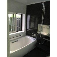 ブラックとホワイトのコントラストが際立つスタイリッシュな浴室