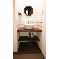 ガラスモザイクがアクセントになった造作洗面台