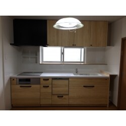 スッキリとしたキッチンにしたいとのご要望でした。作業スペースを広くする為に、キッチンの間口を広げ収納スペースを増やしました。