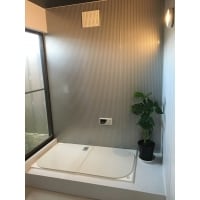 パネル工法で実現!大きな窓のあるバスルーム