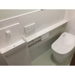 タンクレスタイプのトイレに新調し、コンパクトでスッキリとしたデザインとホワイトで統一された内装は、清潔感溢れるトイレ空間になりました。