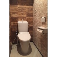 2種類のクロスで遊び心のあるワインセラーのようなトイレ空間