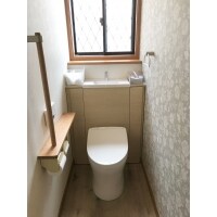 花柄のアクセントクロスでワンランク上のトイレ