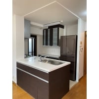 開放的で明るいペニンシュラ型キッチン