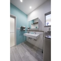 爽やかなロビンズエッグブルーが映える洗面空間