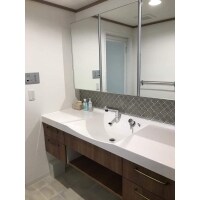 “コラベル”のタイルが良い味を出すスタイリッシュな洗面空間