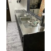 ブラックスタッコの扉が効いたカッコイイキッチン空間