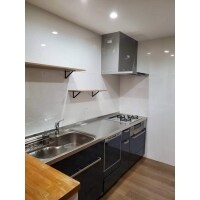 正面に棚を設けたお洒落なI型キッチン