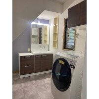 各所に設けたキャビネットで収納が充実した洗面空間