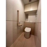 淡いカラーでまとめた落ち着きのあるレストルーム