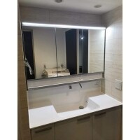 大柄のタイル調クロスが印象的な高級ホテルをイメージした洗面