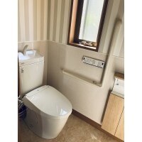 パネルを施工し清掃性が向上したレストルーム