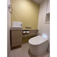 木目調×イエローの空間に調和するシンプルで美しいネオレスト