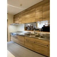 オークラテの扉が目を引くインダストリアル風キッチン