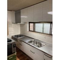 ホワイトでコーディネートした明るいキッチン