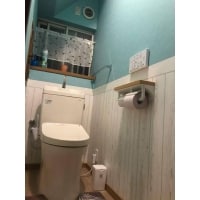 ライトブルー×ホワイトの組み合わせがお洒落なトイレ