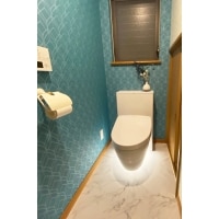 クロスを巧みに貼り分けたフロートトイレのある空間