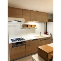 随所にホワイトを取入れた明るい印象のキッチン