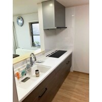 家族で料理を楽しめる広々としたキッチン