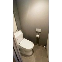 グレーを基調としたシックなレストルーム