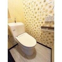 黄色の花柄クロスでパッと目を引く明るいレストルーム