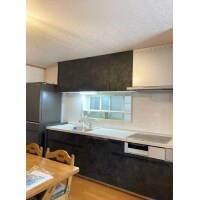 今風のくすみカラーが映えるお洒落キッチン