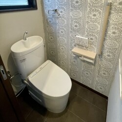 相模原市中央区の戸建てのトイレ施工事例になります。北欧フィンランドの最古のテキスタイルブランド「フィンレイソン」の壁紙がポイントです。