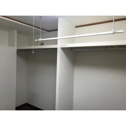 ４．５畳和室を洋室化して使い勝手の良いウォークインクローゼットになりました。
元の押入れは解体して一体化してスペースを広くとるとともに、ＬＤＫ側からも収納できるようにしました。
床は畳を撤去してバリアフリーになるように高さ調整をしてフローリングを貼りました。
枕棚を４ヶ所、ハンガーパイプを３本、室内物干しを２本、ブラケットタイプの可動棚を設置することによりお客様の多くの洋服や物を収納したいというご要望を実現しました。
