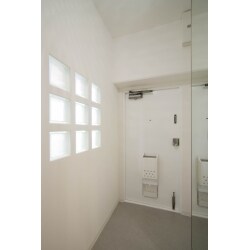 暗い玄関に光を取り入れたいとの事で様々なタイプの採光をご提案。