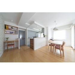 クロス、照明、造作家具。使うたびにワクワクするようなお気に入りのパーツを、住まいにギュッと詰め込みました。