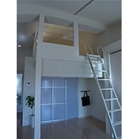 屋根裏を使い、高さを立体的に活かしたロフトが見せる大空間