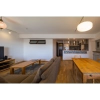 シンプルな空間にタイルとカラーでアクセントを