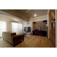 無垢フローリングとモルタル仕上げのヴィンテージマンション