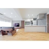 高級キッチンとガラスタイルが織りなすラグジュアリーダイニング