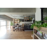 グリーンが映えるインダストリアルな空間