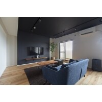 明暗をくっきり分け、自然光を活かした空間