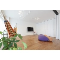 雲梯とハンモックがある、遊び心満載のお家