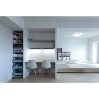 家族が自然に集まる開放的なリビングで