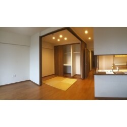 畳スペースを設けたLDK。コーナーL字納まりの建具で、仕切れば部屋としても使用でき、開ければ広々リビングとしてお使い頂けます。お子様がアレルギーをお持ちなので、ふんだんに自然素材を使用し、健康に配慮した住まいの提案をさせて頂きました。