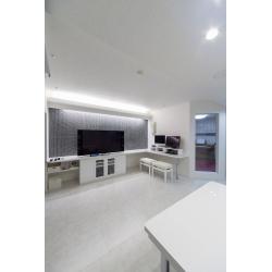 白を基調とした統一感のあるお住まいにリノベーション。
玄関やリビング、防音室など各所にこだわりが散りばめられ、シンプルでありながら暮らしやすさを感じられる空間に。