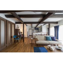 築80年の古民家を現在のライフスタイルに合わせ暮らしやすい間取りにアップデート。
元々は母屋とつながった納屋と土間だった場所が、住まいに大変身。
スケルトン工事により耐震・断熱性能を向上させたほか、梁の補強も行い、ここから新たな歴史を刻める家に。