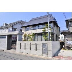 屋根・外壁のリフォーム＆太陽光発電システム設置工事をしました。
外壁バルコニー壁は遊び心を取り込み、玉石の自然石貼りでアクセントをつけました。