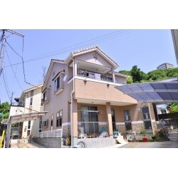 築9年で外壁リフォームを実施させて頂きました。 
 築年数から考えましても一般的にリフォーム実施は早いと思っていました。しかし、現地調査を実施させて頂くと、かなり防水性は低下していて、クラックの発生もあり、またカビの発生が広範囲で確認でき、状態は予想以上に悪かったです。 
そのため、防水性に優れ、カビの発生や汚れに強い塗料にて施工をさせて頂きました。 
 既存タイルとの色バランスもよく明るくカジュアルな感じに仕上がりました。