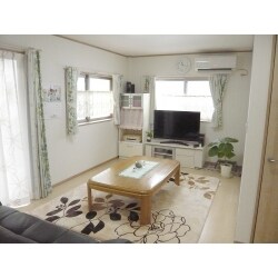 どこに誰がいても目が合うので、小さな孫がリビングで遊ぶのをダイニングにいても感じられます。多い時は家族・親戚13人の大人数が集まりますが、それぞれの居場所が出来、好きな場所で会話が出来ます。