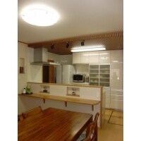 天井のデザインにもこだわった機能的で明るいキッチン 