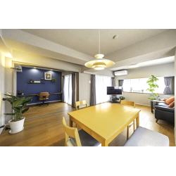 お子息が独立され、これからのご夫婦お二人の暮らしを『過ごしやすく、快適なものにしたい』というのが、お客様のご要望でした。

【和室を洋室へ変更】
リビング横の和室はフローリングへリフォーム。ブルーのアクセントクロスがおしゃれなワークスペースになりました。リビングからワークスペースまで明るい自然光が差し込む、広々と開放的な空間となりました。

【水回りはすべて新しい設備へ】
キッチン、お風呂、トイレ、洗面の水回りすべてにおいてもリフォーム。お客様がこだわり抜いた新しい設備を設置し、掃除もしやすく快適な空間へ。また、クロスもひとつひとつ丁寧にご選択。お部屋全体が洗練された素敵な空間となりました。