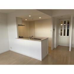 老朽化が気になる水まわり設備（キッチン、バス、トイレ、洗面）はすべて新しいものへ。お客様のご要望に沿って、基本的な機能が備わり、機能性が高く、快適性と清掃性を重視したシンプルな設備をご提案。キッチンは、壁を取り払い、開放感のある空間へと変更。日常導線と空間の広がりを向上させました。