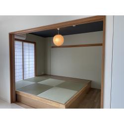 ・ご夫婦の就寝スペースとして、畳が丘をご選択。
・畳が丘は、畳の下が大容量の収納スペースとなっているため、お布団も収納できます。
・リビングとつながる間取りのため、ご来客時にはお布団をさっと片付けられる点もお客様は気に入っていらっしゃいます。
・畳が丘の周辺に家具を置きたいとのご要望を踏まえ、フローリングの設置や押入れも引き続き使用できるよう、取り合いに配慮し、使い勝手の良い空間となるようご提案しました。
・壁の淡いグリーンのクロスと、天井の濃いクロスがとても映えており、和と洋の調和されたとても素敵な空間となりました。
